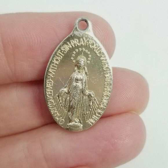Vintage Virgin Mother Mary Oval Pendant Charm, Gold Tone Estate 1 Inch - Picture 7 of 7